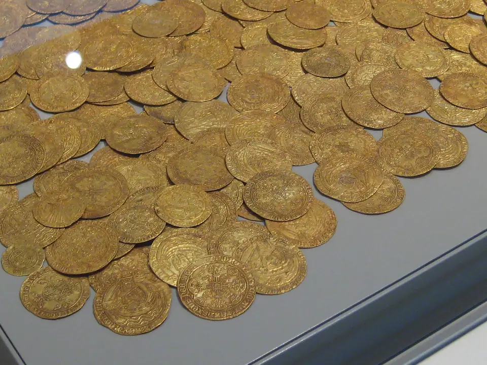 A heap of medieval gold coins, the Fishpool Hoard, in a museum case